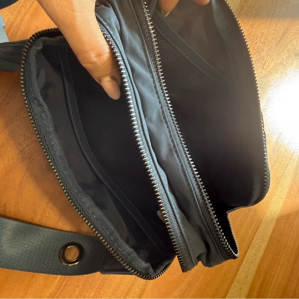 Stylish Black Crossbody Bag - Picture 3 of 3